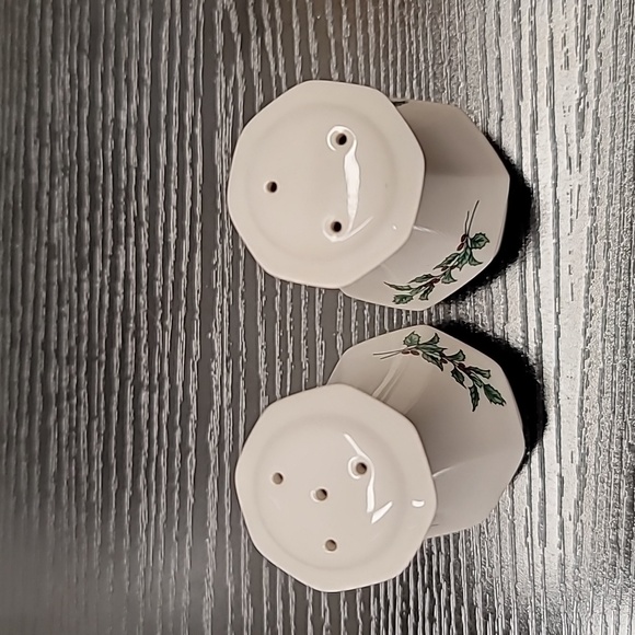 NIKKO CHRISTMAS SALT AND PEPPER SHAKERS WITH BOX. - Picture 5 of 9